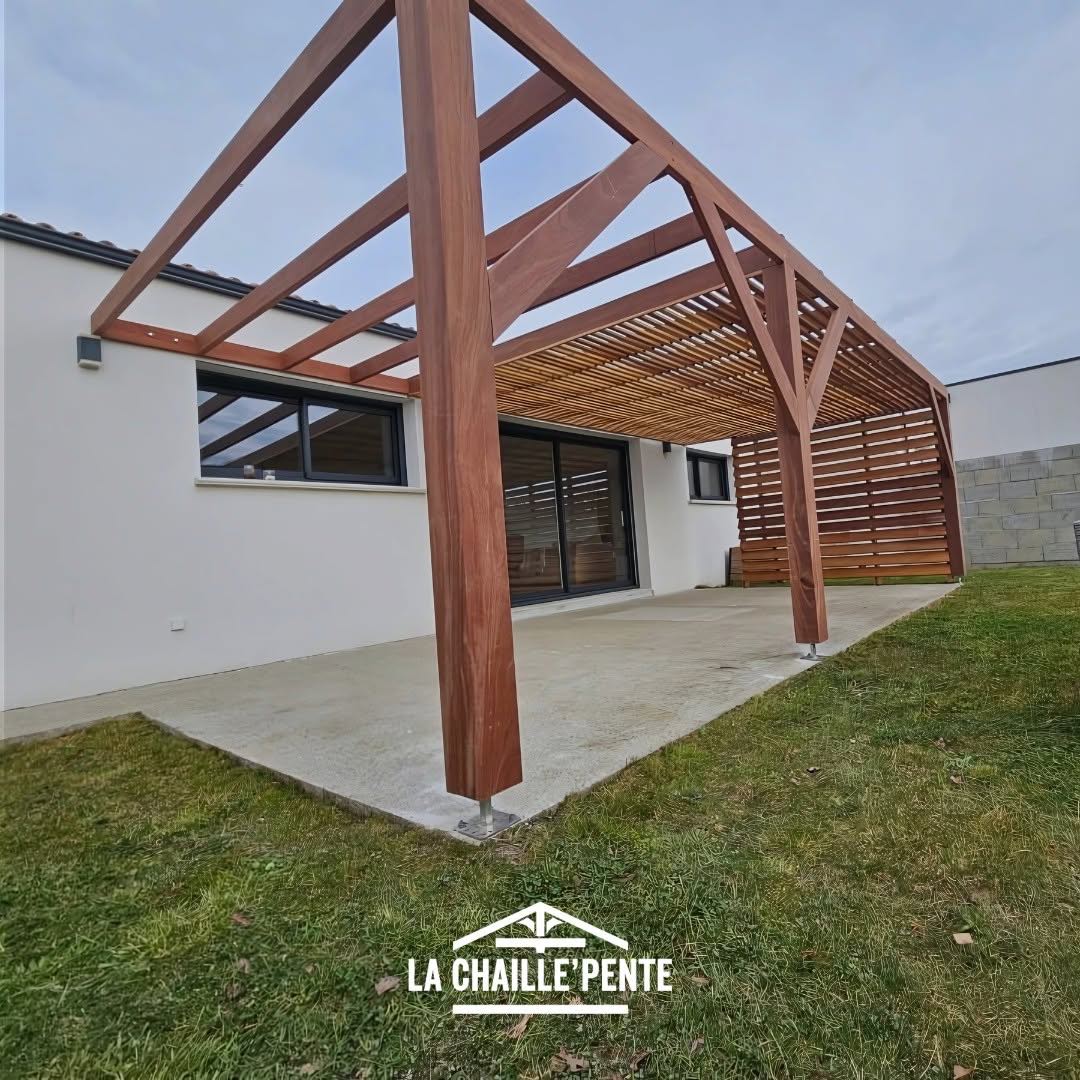 Pergola et terrasse en bois autour d’une piscine, exemple du savoir-faire de La Chaille'pente pour un projet près de Saint-Philbert-de-Bouaine