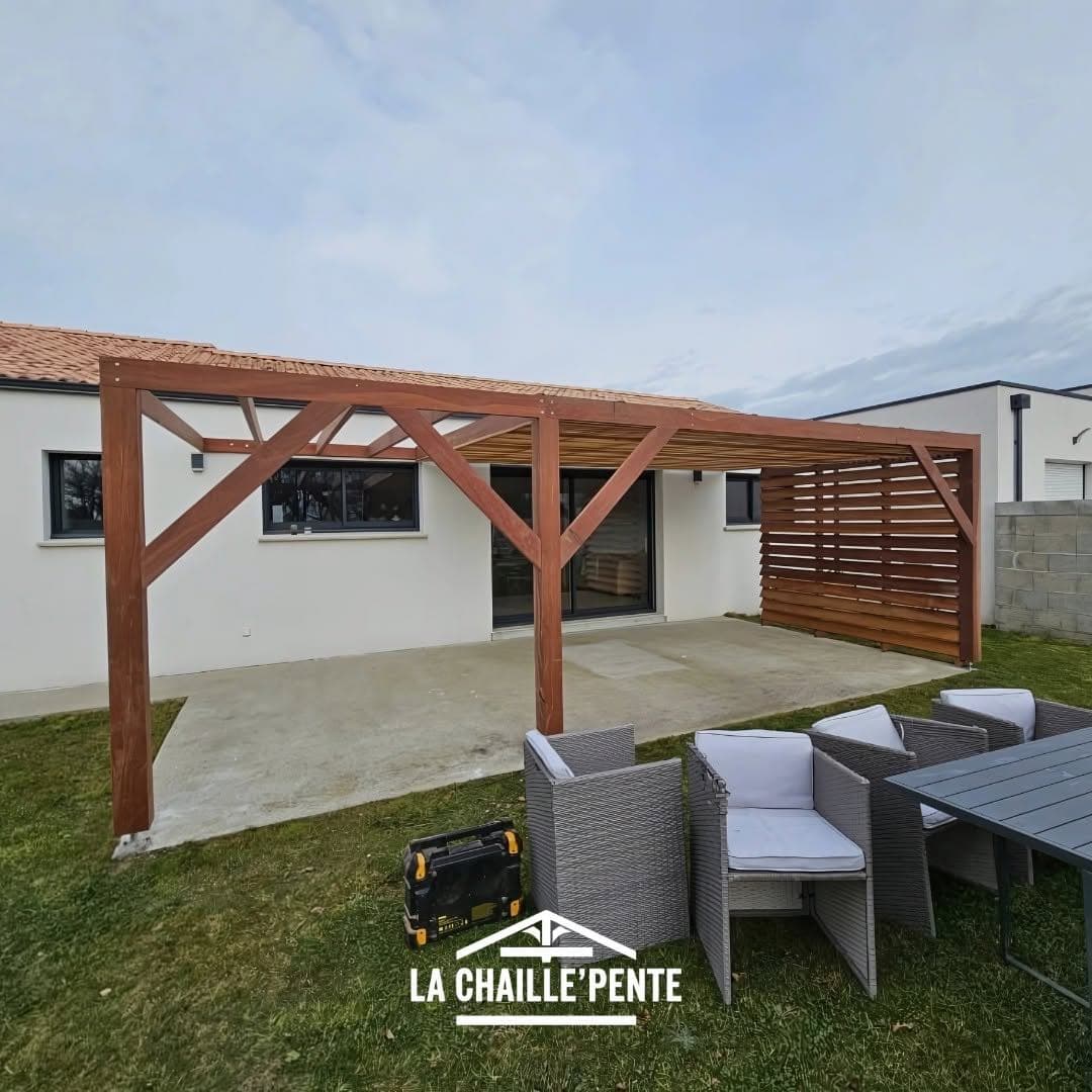 Terrasse en bois et pergola contemporaine, exemple du savoir-faire de La Chaille'pente pour un projet près de Rocheservière