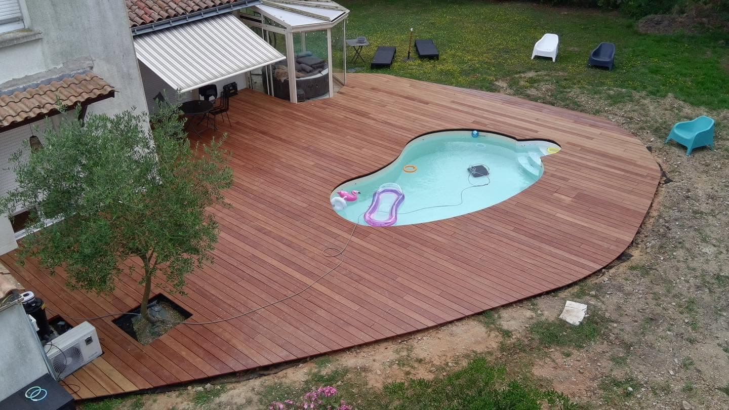 Terrasse couverte et escalier bois, exemple du savoir-faire de La Chaille'pente pour un projet près de Vieillevigne