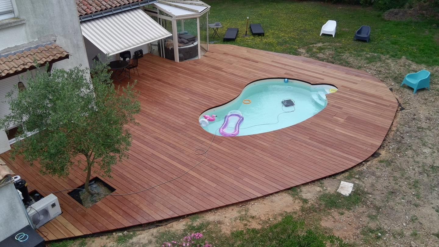 Terrasse en bois et pergola contemporaine, exemple du savoir-faire de La Chaille'pente pour un projet près de Rocheservière