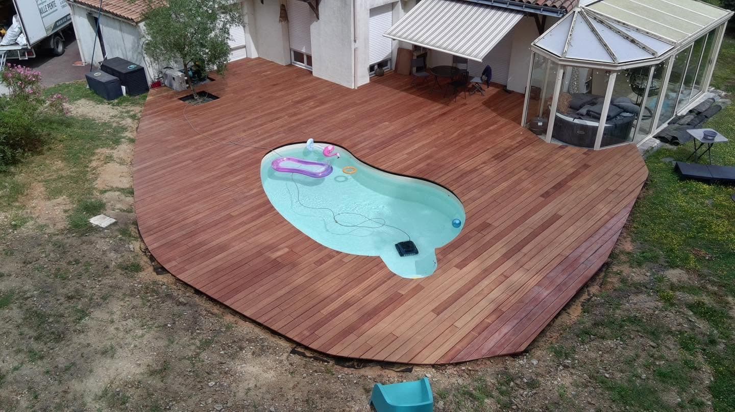 Pergola et terrasse en bois autour d’une piscine, exemple du savoir-faire de La Chaille'pente pour un projet près de Saint-Philbert-de-Bouaine