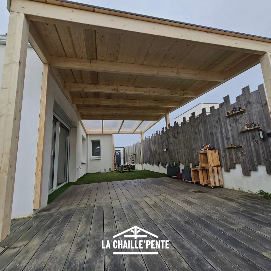 Structure intérieure et terrasse couverte en bois, exemple du savoir-faire de La Chaille'pente pour un projet près de Montaigu-Vendée