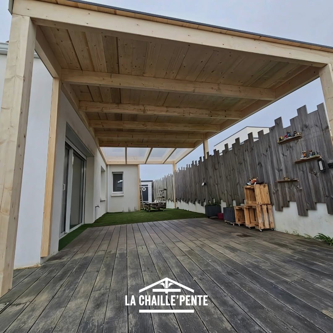 Terrasse couverte et aménagement intérieur bois, exemple du savoir-faire de La Chaille'pente pour un projet près de Les Brouzils